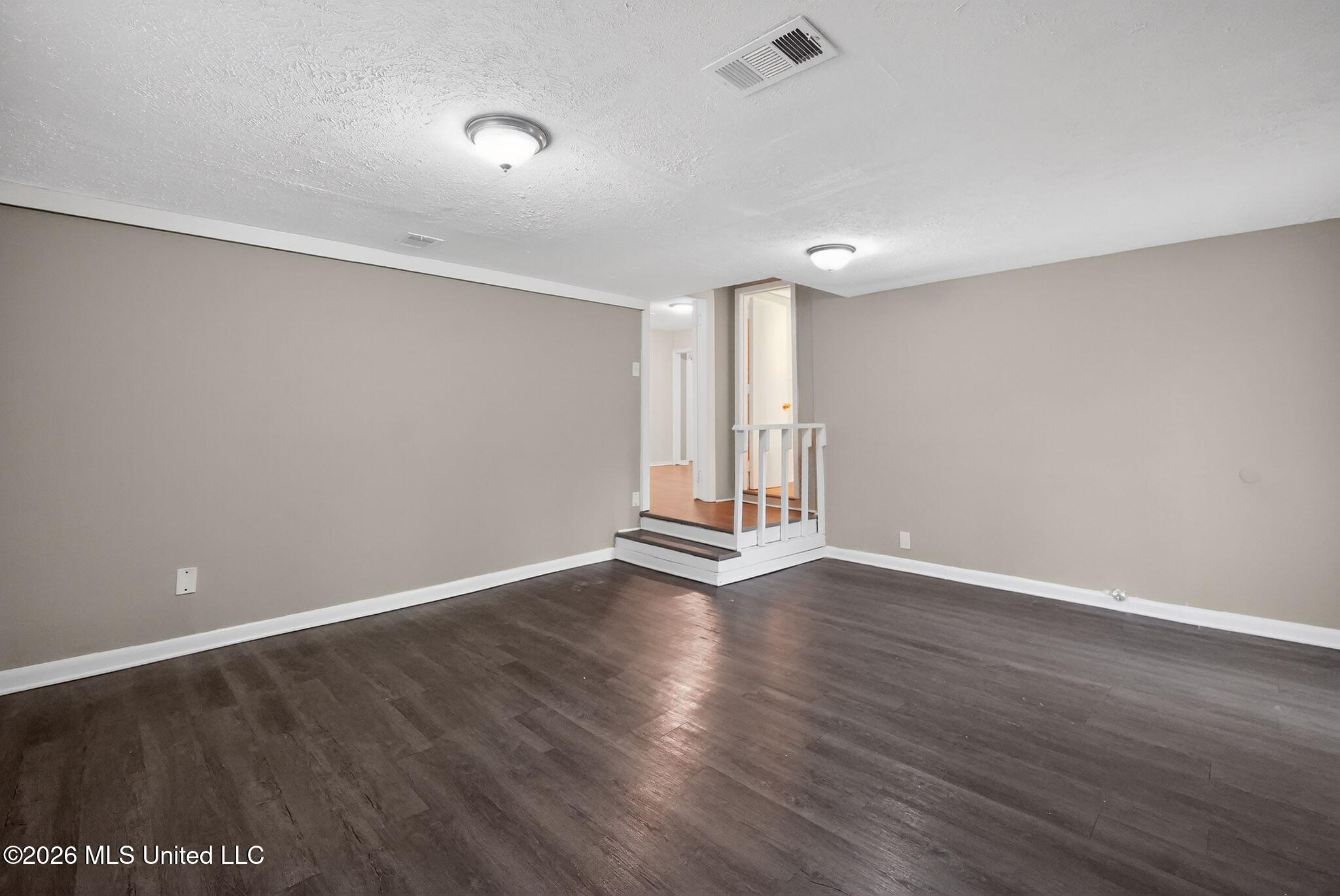 1541 Dianne Drive Jackson, MS 39204 - Photo 25 of 52 21_1541_Dianne_Dr_Jackson_MS_39204-Livin