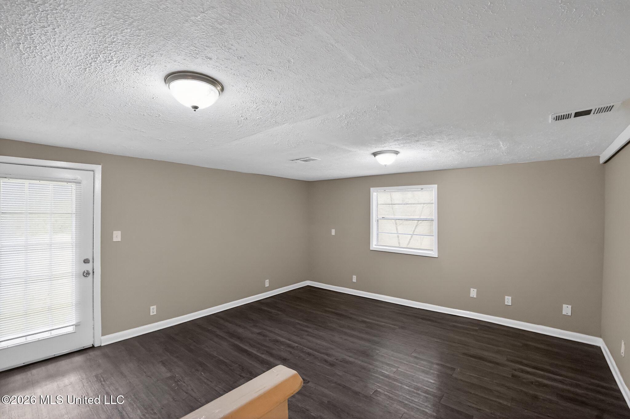 1541 Dianne Drive Jackson, MS 39204 - Photo 28 of 52 26_1541_Dianne_Dr_Jackson_MS_39204-Livin