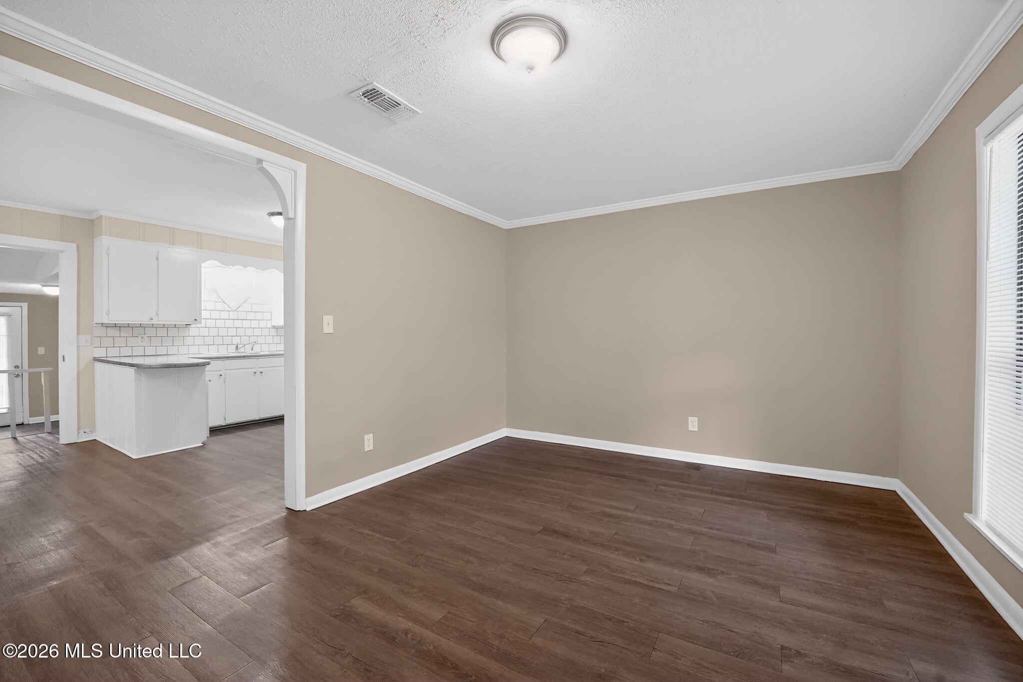 1541 Dianne Drive Jackson, MS 39204 - Photo 7 of 52 07_1541_Dianne_Dr_Jackson_MS_39204-Livin