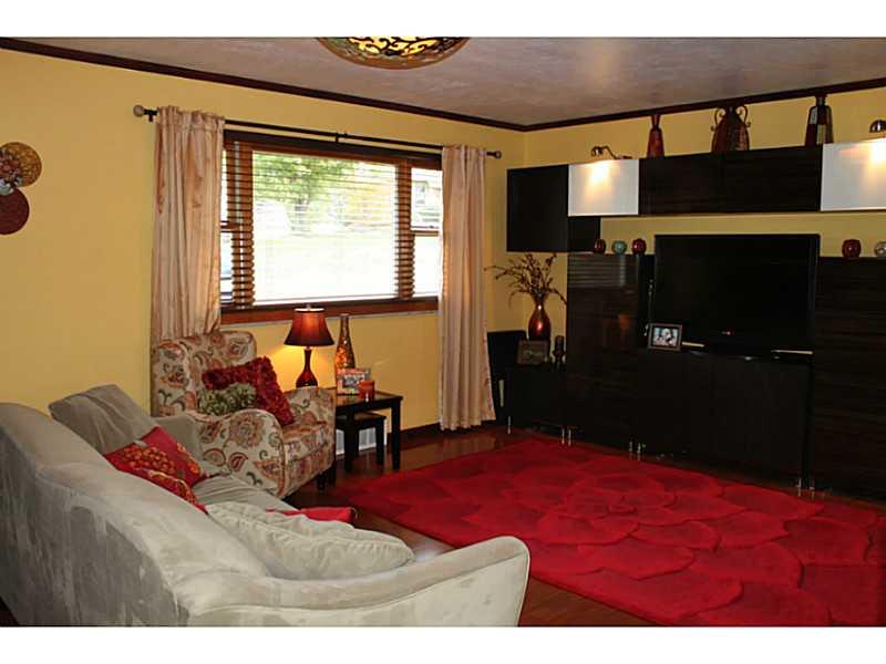 370 Malone Ridge Road Washington, PA 15301 - Photo 4 of 8 Living Room.