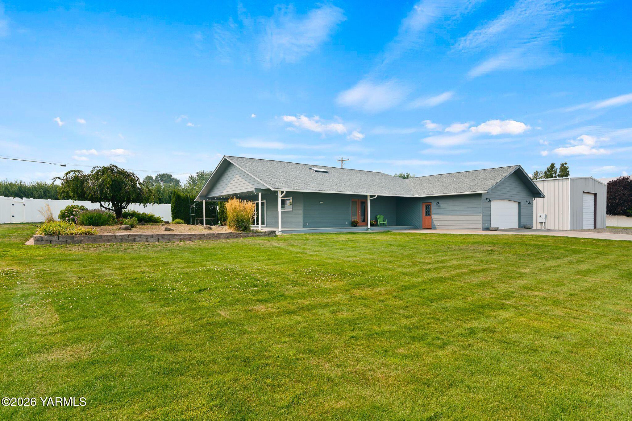 575 Parish Road Selah, WA 98942 - Photo 8 of 36 01_Exterior_ExpansiveYard_Fully Fenced