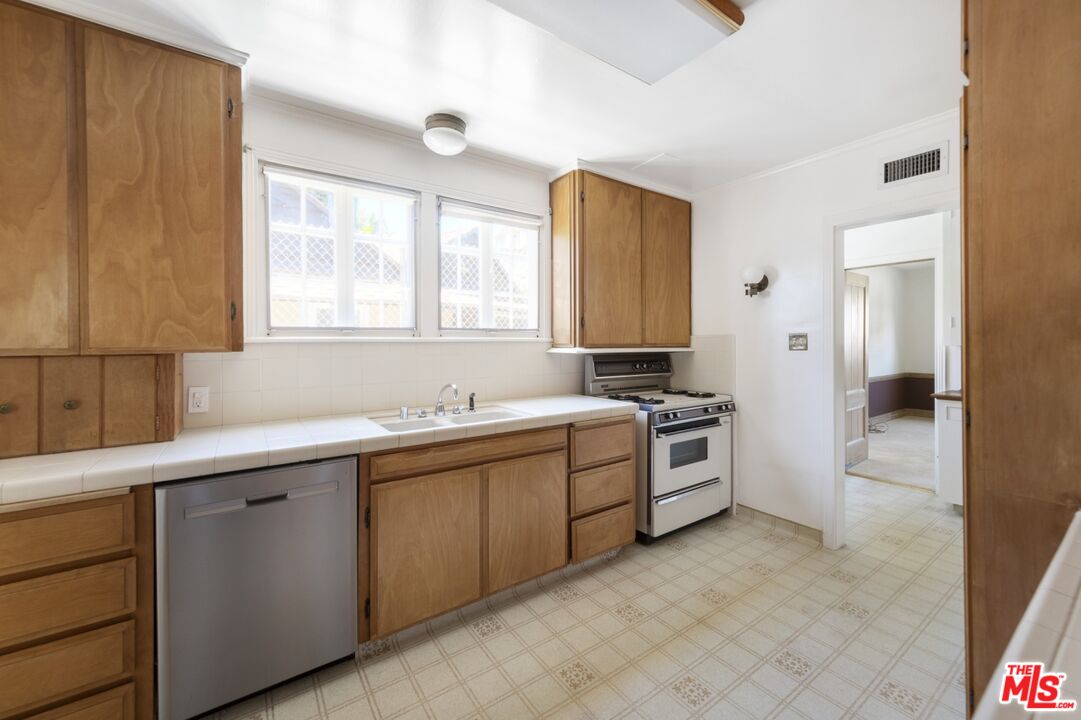 3688 Lowry Road Los Angeles, CA 90027 - Photo 18 of 53 Gallery Image 18