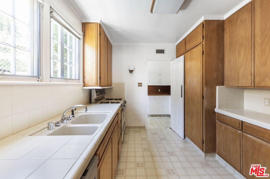 3688 Lowry Road Los Angeles, CA 90027 - Photo 20 of 53 Gallery Image 20