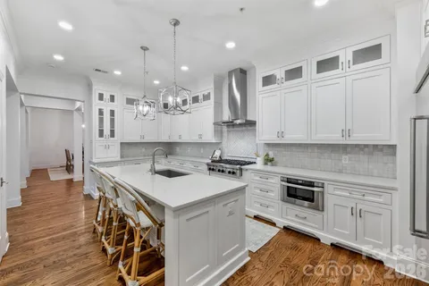 $1,300,000 | 2251 Selwyn Avenue, Unit 102, Charlotte, NC 28207