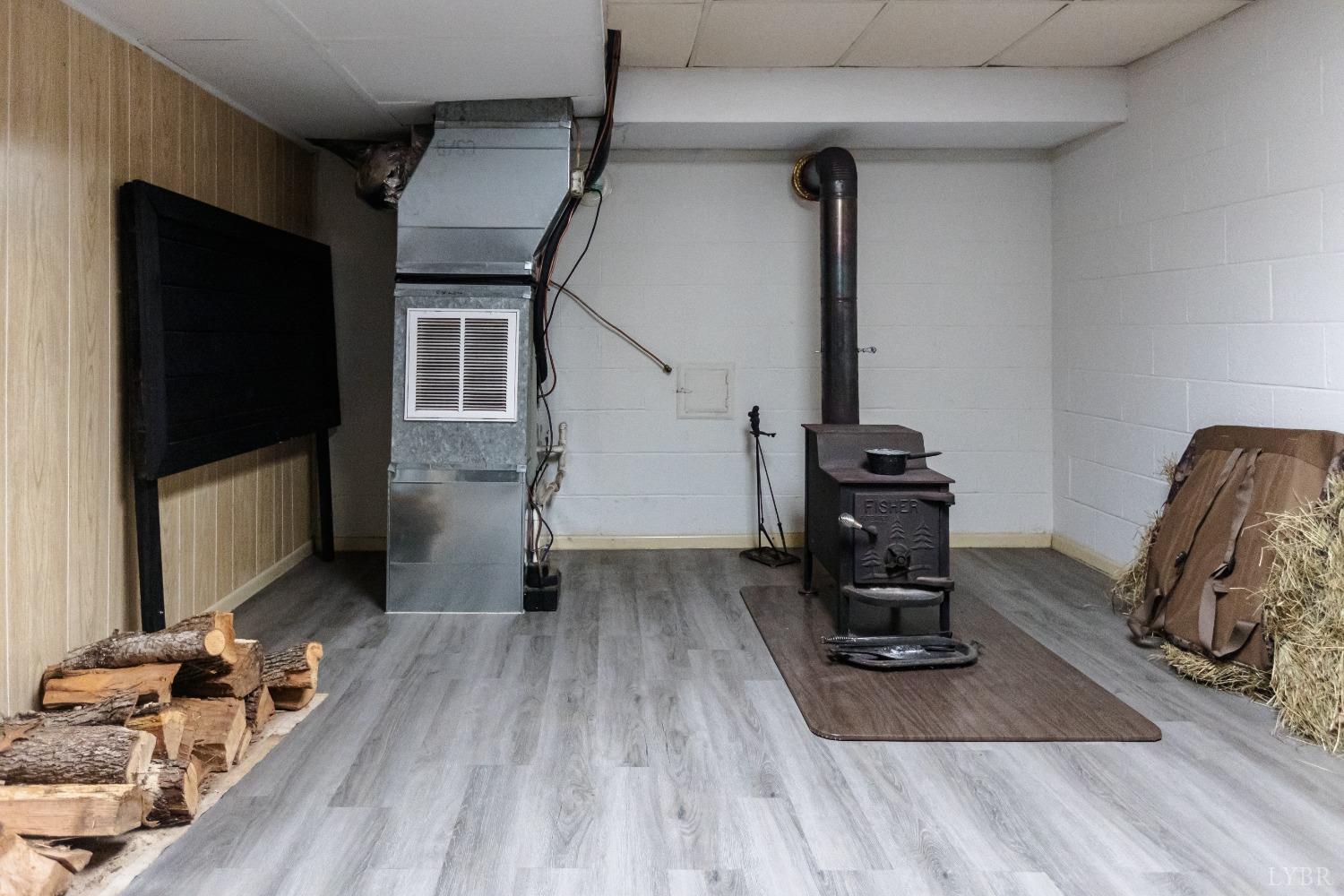 10769 Oakville Road Gladstone, VA 24553 - Photo 23 of 35 a view of a livingroom with furniture and a flat screen tv