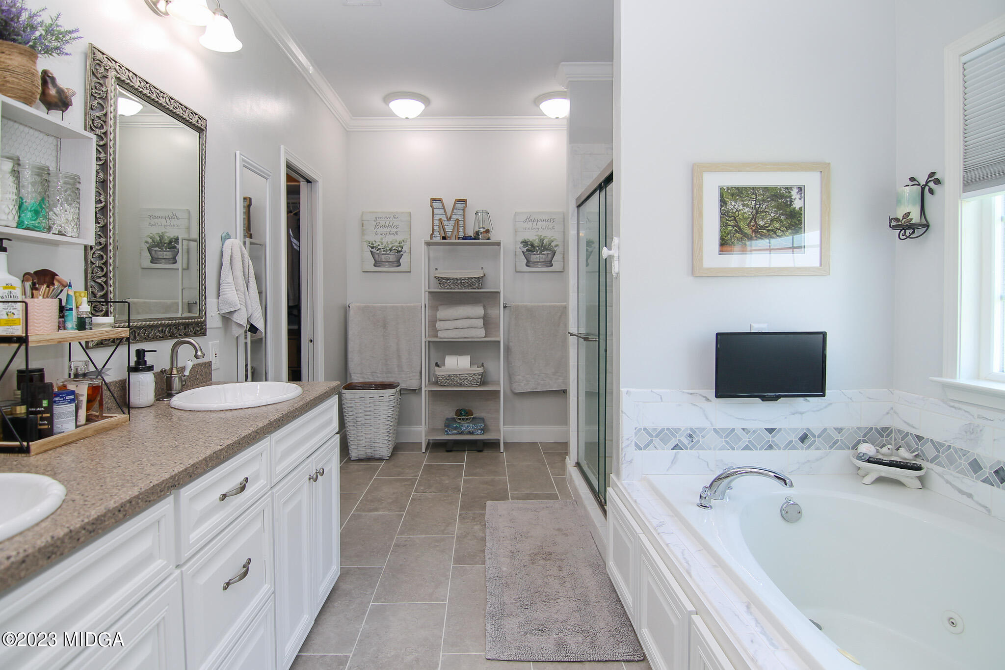 110 Berkley Circle Warner Robins, GA 31093 - Photo 23 of 57 a bathroom with a tub sink double and mirror