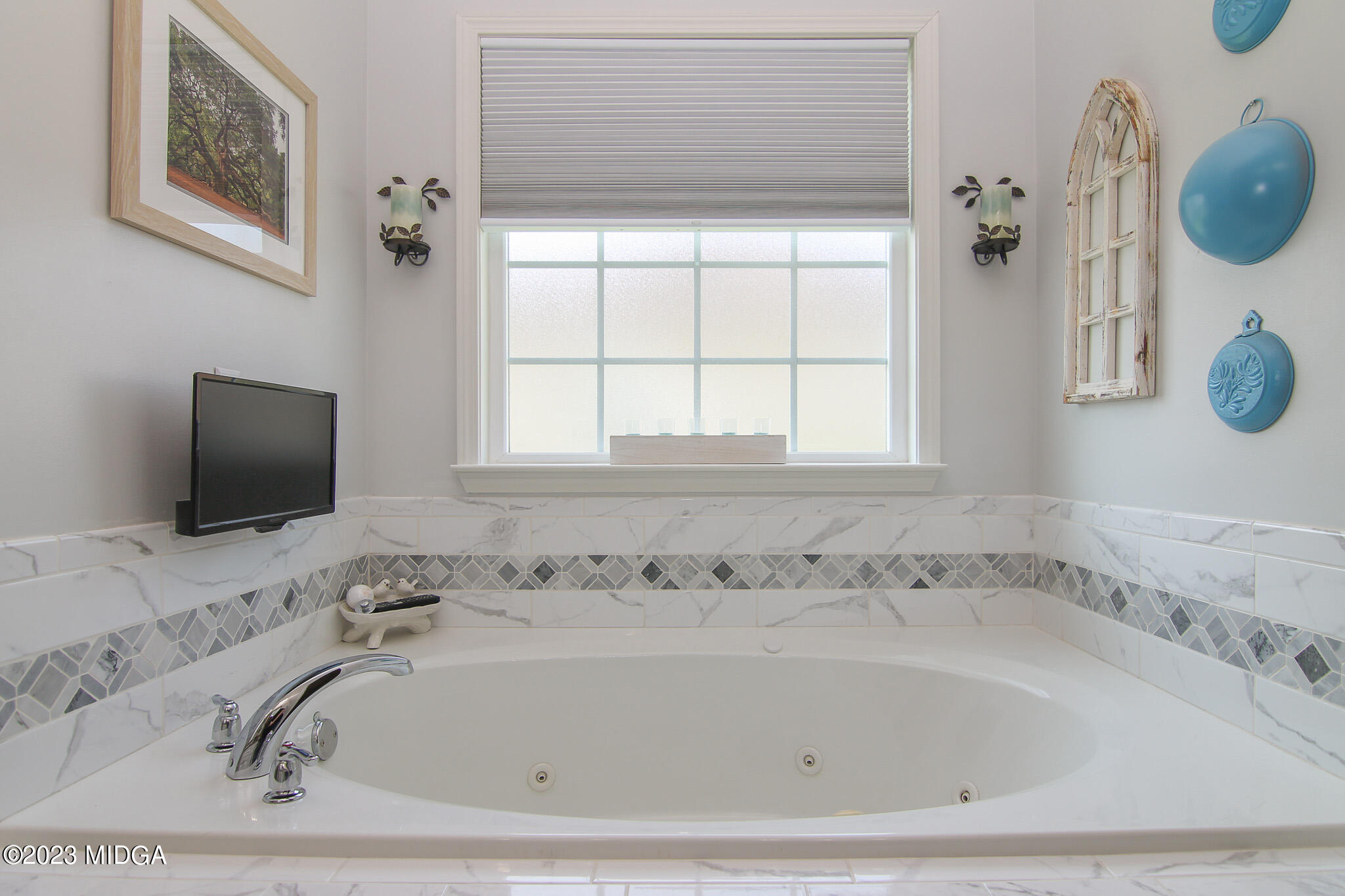 110 Berkley Circle Warner Robins, GA 31093 - Photo 27 of 57 a bathroom with a tub and a sink