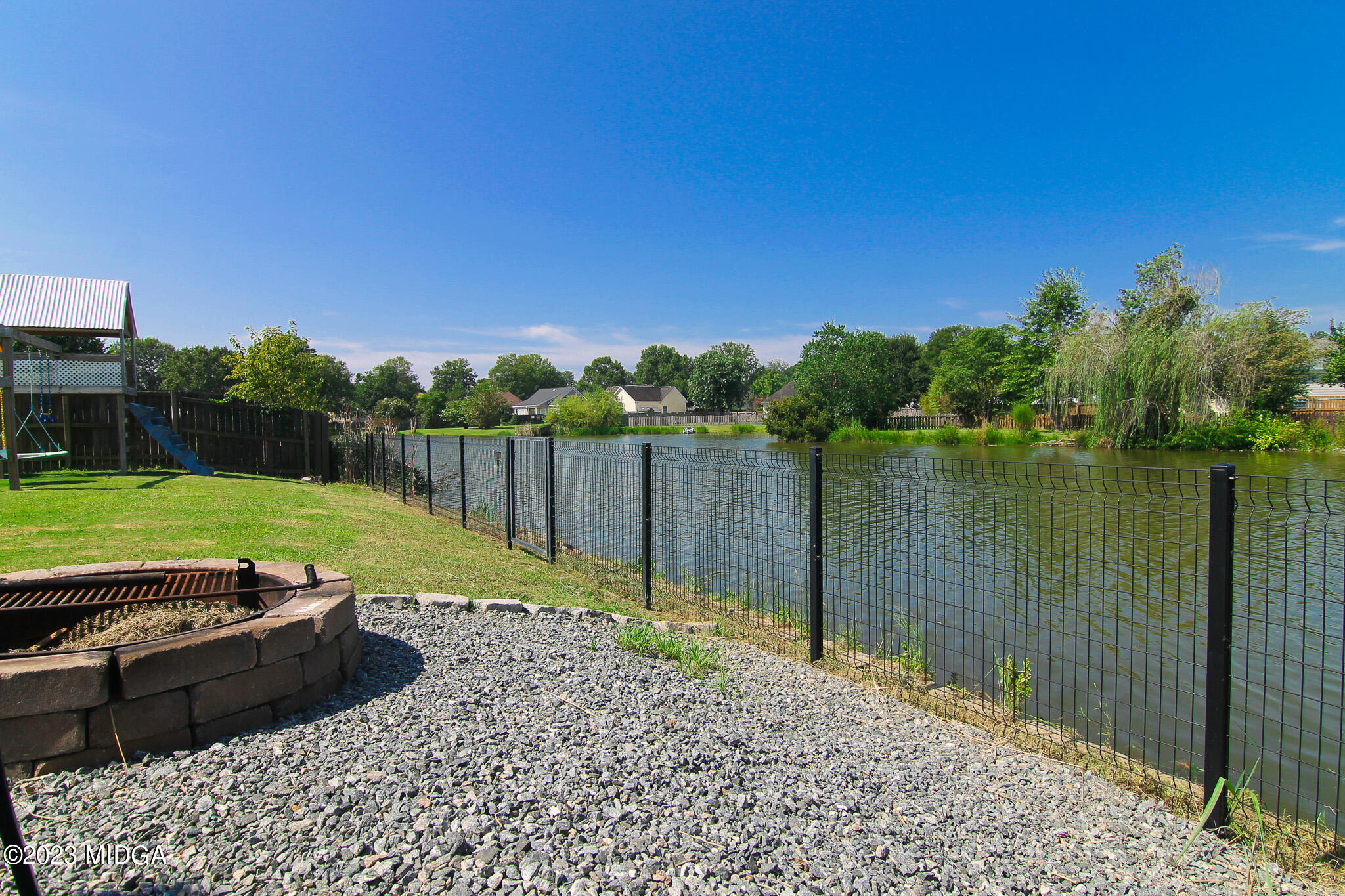 110 Berkley Circle Warner Robins, GA 31093 - Photo 48 of 57 a view of a garden with wooden floor