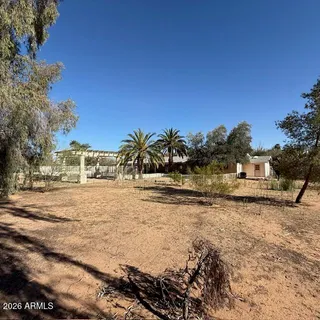 a view of a yard with a house