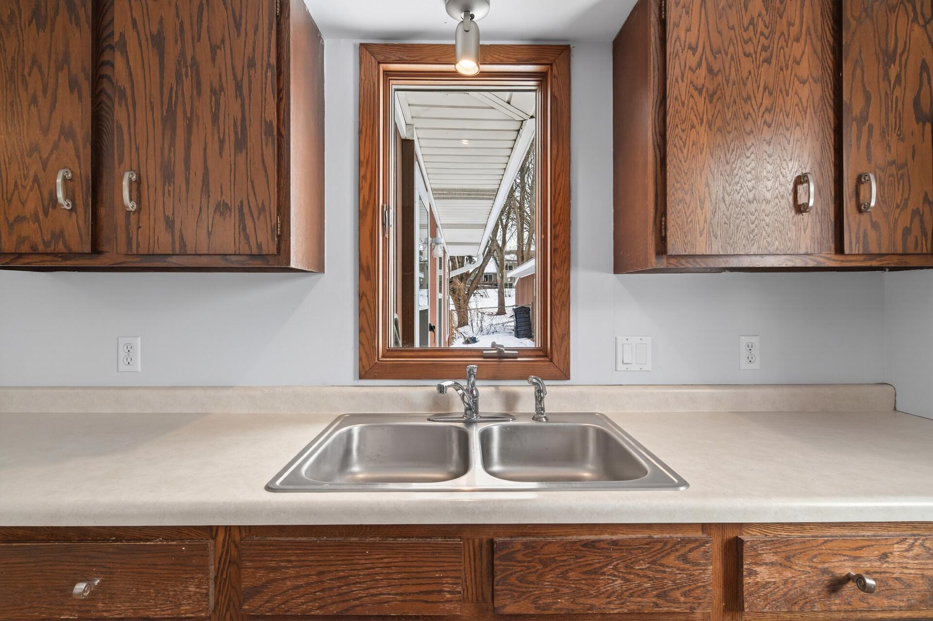 346 McKnight Road South Maplewood, MN 55119 - Photo 8 of 50