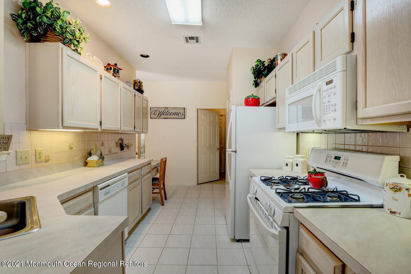 62 Sandpiper Road Barnegat, NJ 08005 - Photo 11 of 26 2I3A4211_2_3