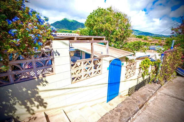 a view of entryway with outdoor area