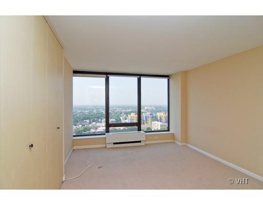 5445 North Sheridan Road, Unit 2503 Chicago, IL 60640 - Photo 6 of 7 a view of an empty room and window
