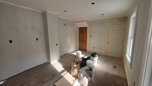 a view of entryway with livingroom