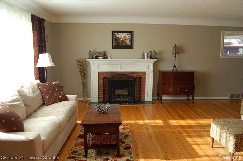 18882 Beverly Road Franklin, MI 48025 - Photo 20 of 25 Living Room 3