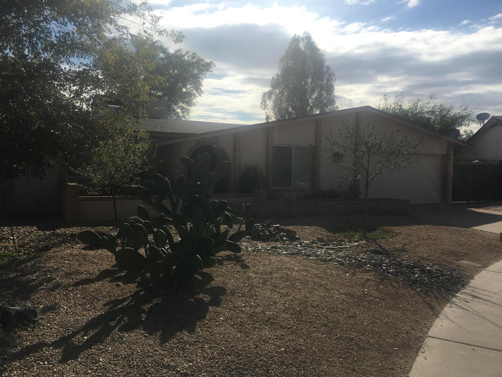 11813 North 60th Avenue Glendale, AZ 85304 - Photo 2 of 13 a view of a backyard