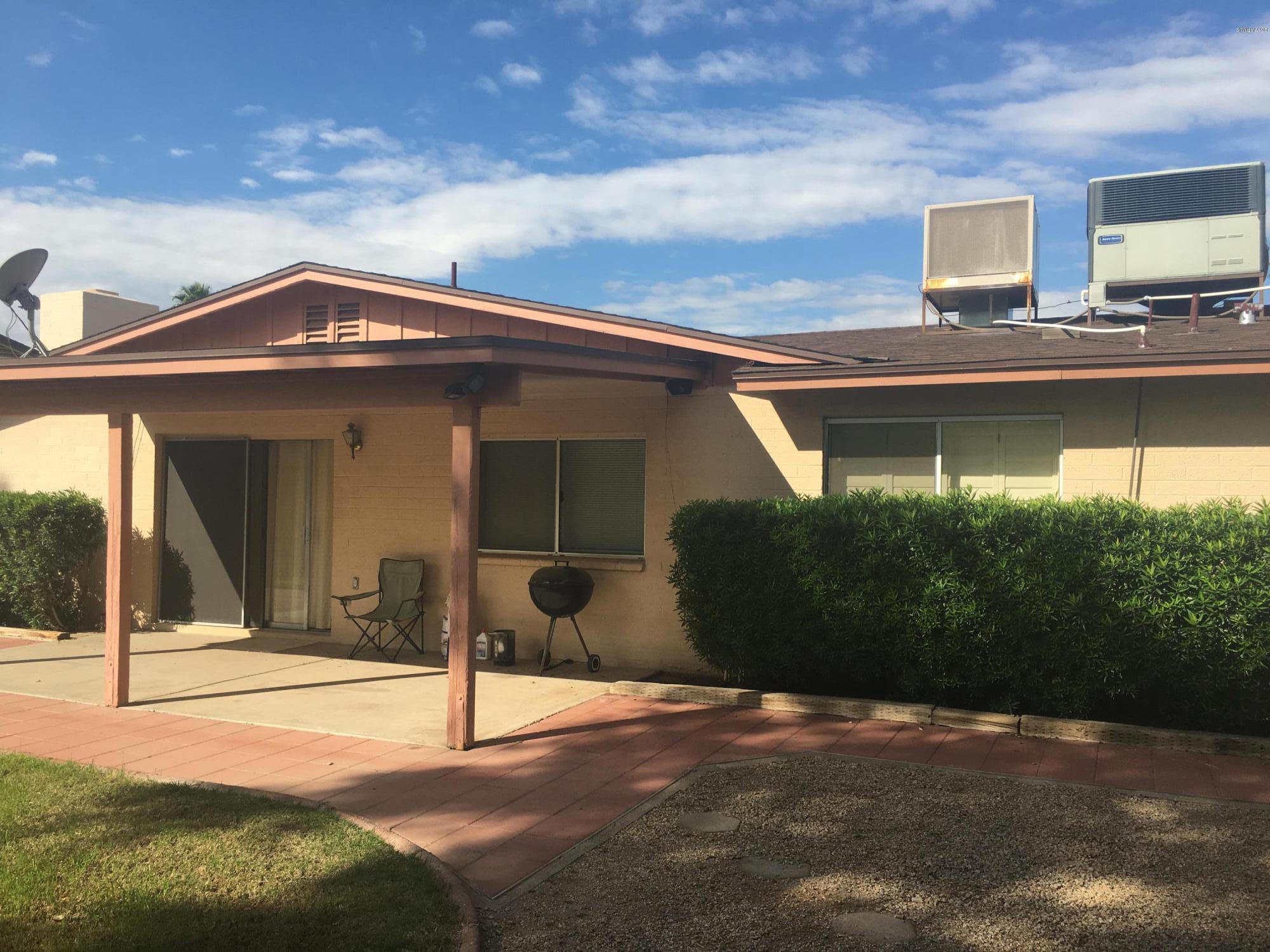 11813 North 60th Avenue Glendale, AZ 85304 - Photo 4 of 13 a front view of a house with a yard