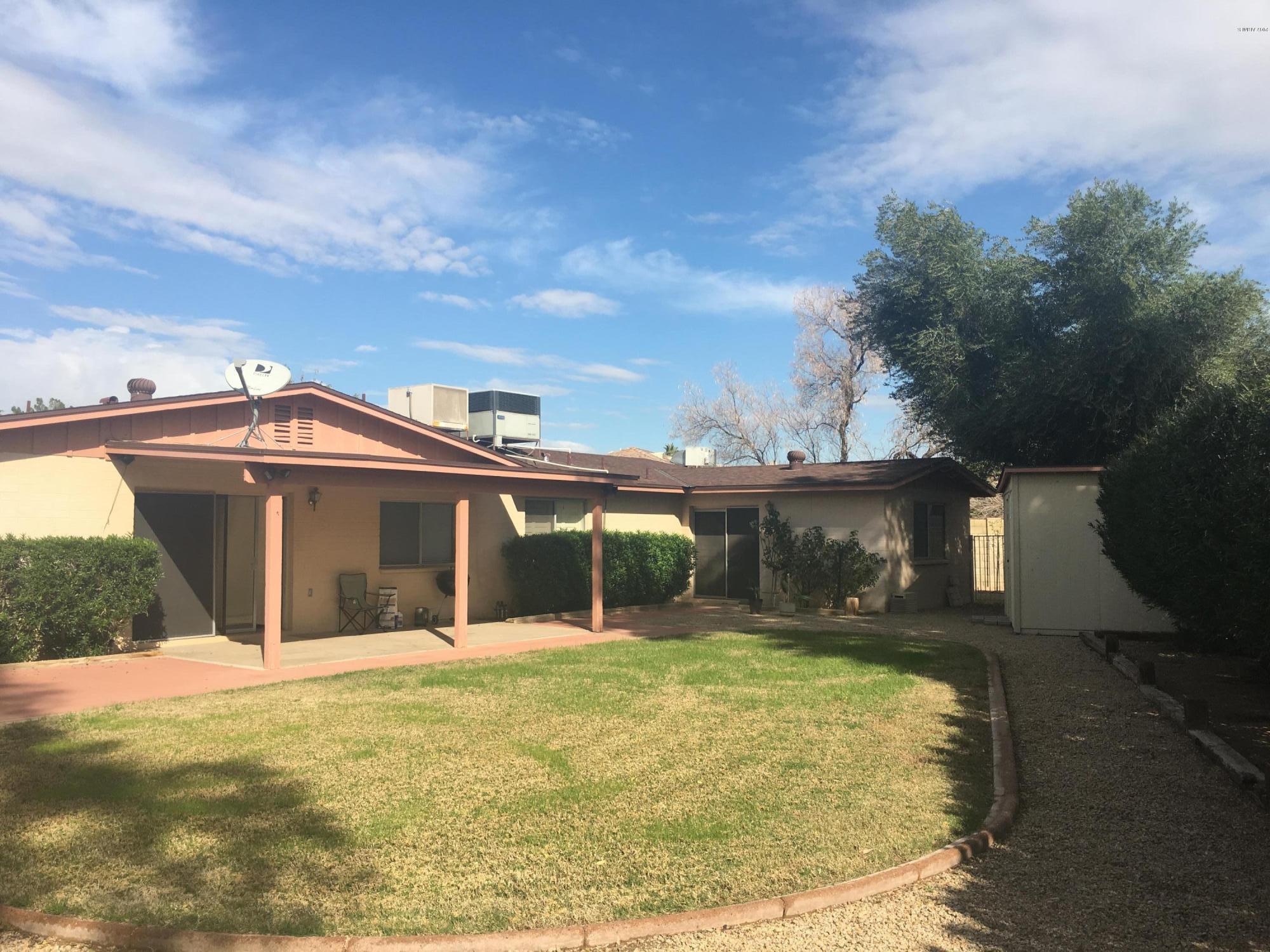 11813 North 60th Avenue Glendale, AZ 85304 - Photo 6 of 13 a view of a house with a yard