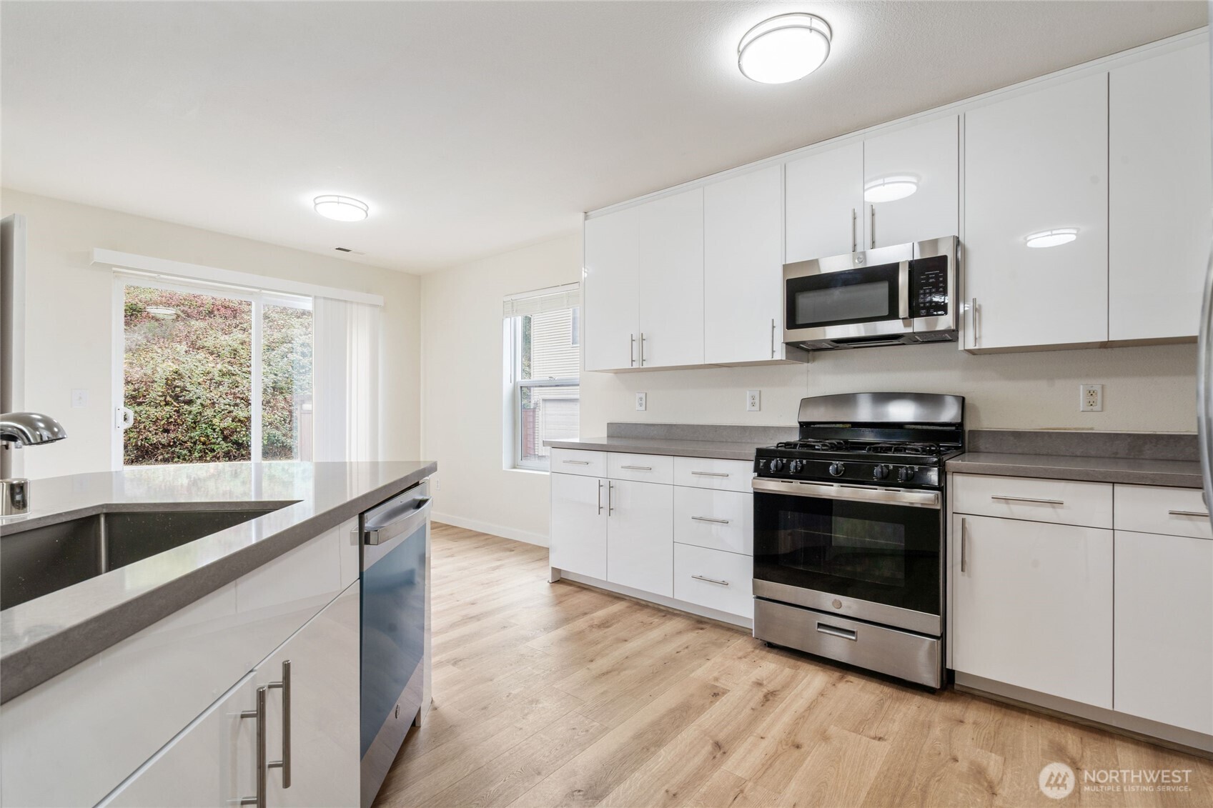 2511 Northeast 1st Street Renton, WA 98056 - Photo 3 of 32