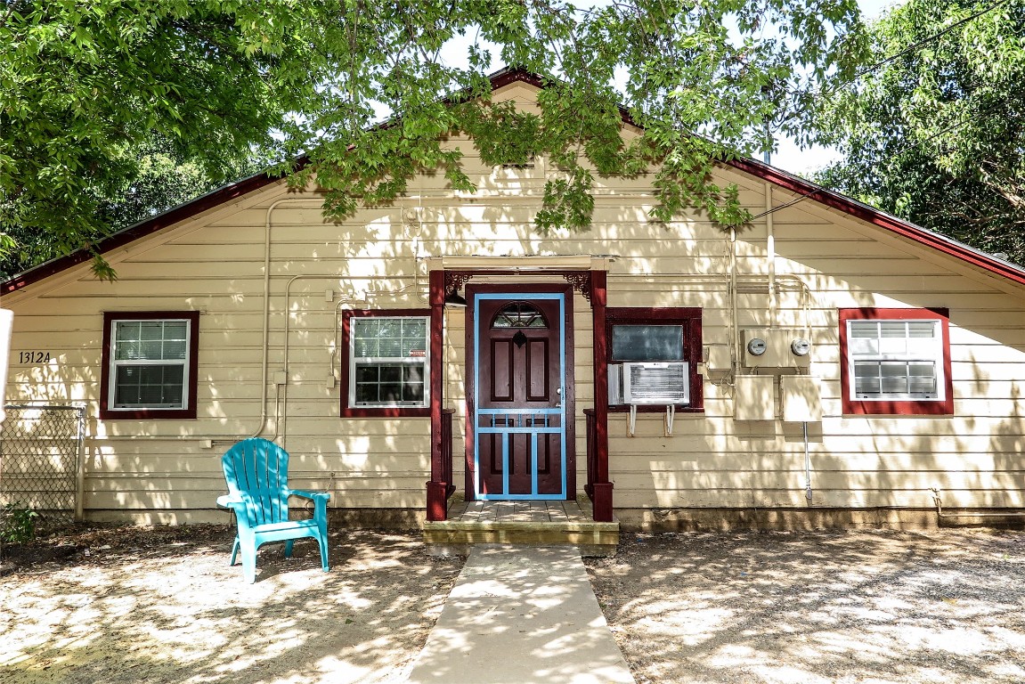 1312 A Pine Street, Unit A Georgetown, TX 78626 - Photo 3 of 26 a front view of a house