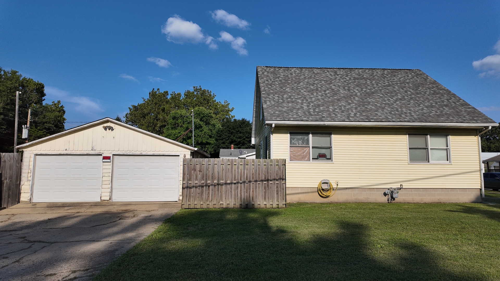 601 East Webster Street Clinton, IL 61727 - Photo 3 of 21 a front view of a house with a garden and yard