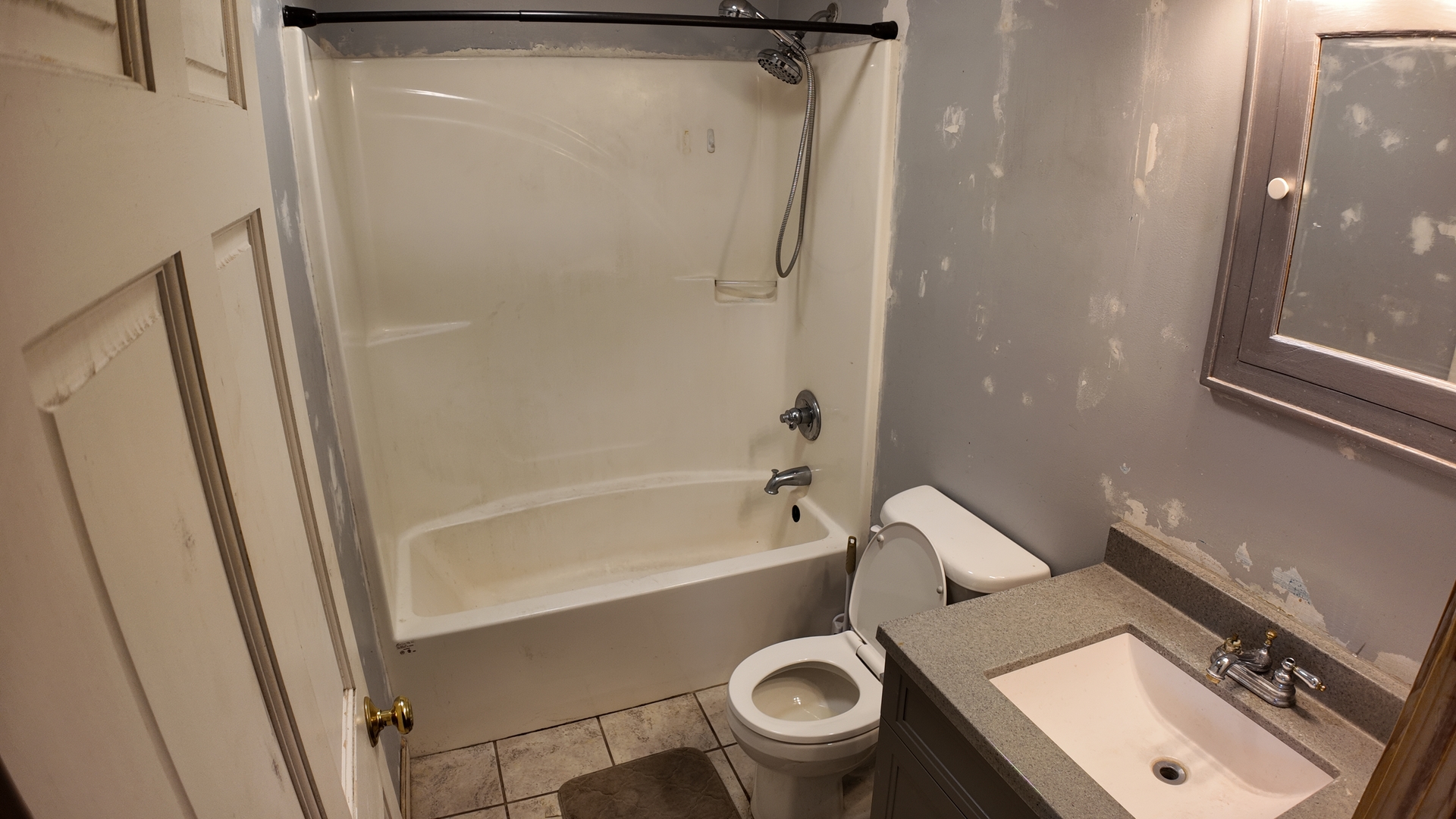 601 East Webster Street Clinton, IL 61727 - Photo 10 of 21 a bathroom with a toilet and a bathtub