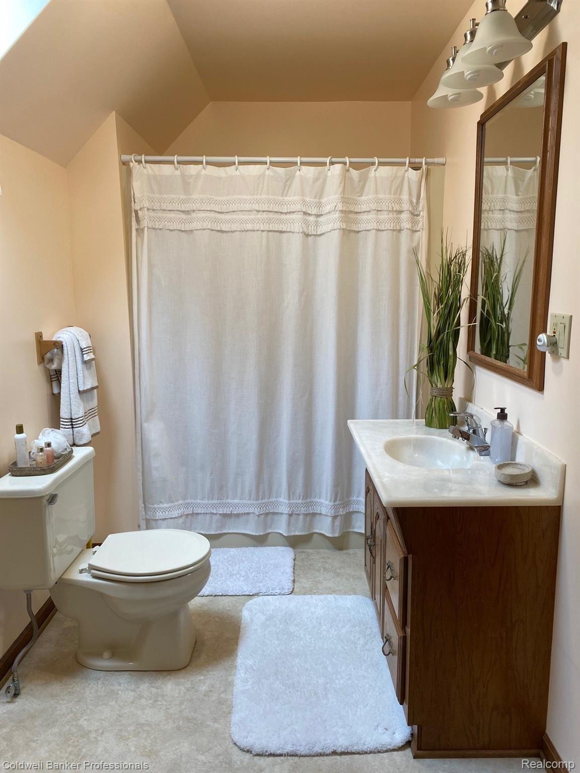 12621 Ithaca Road St. Charles, MI 48655 - Photo 15 of 39 17 12621 Bath.jpg