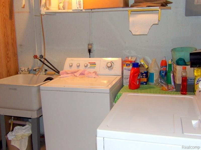 16805 Rudgate Street Southgate, MI 48195 - Photo 27 of 29 100_7022.JPG