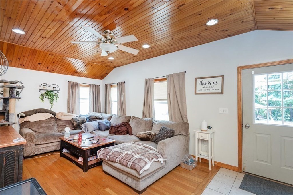 27 Haverhill Road Topsfield, MA 01983 - Photo 4 of 36