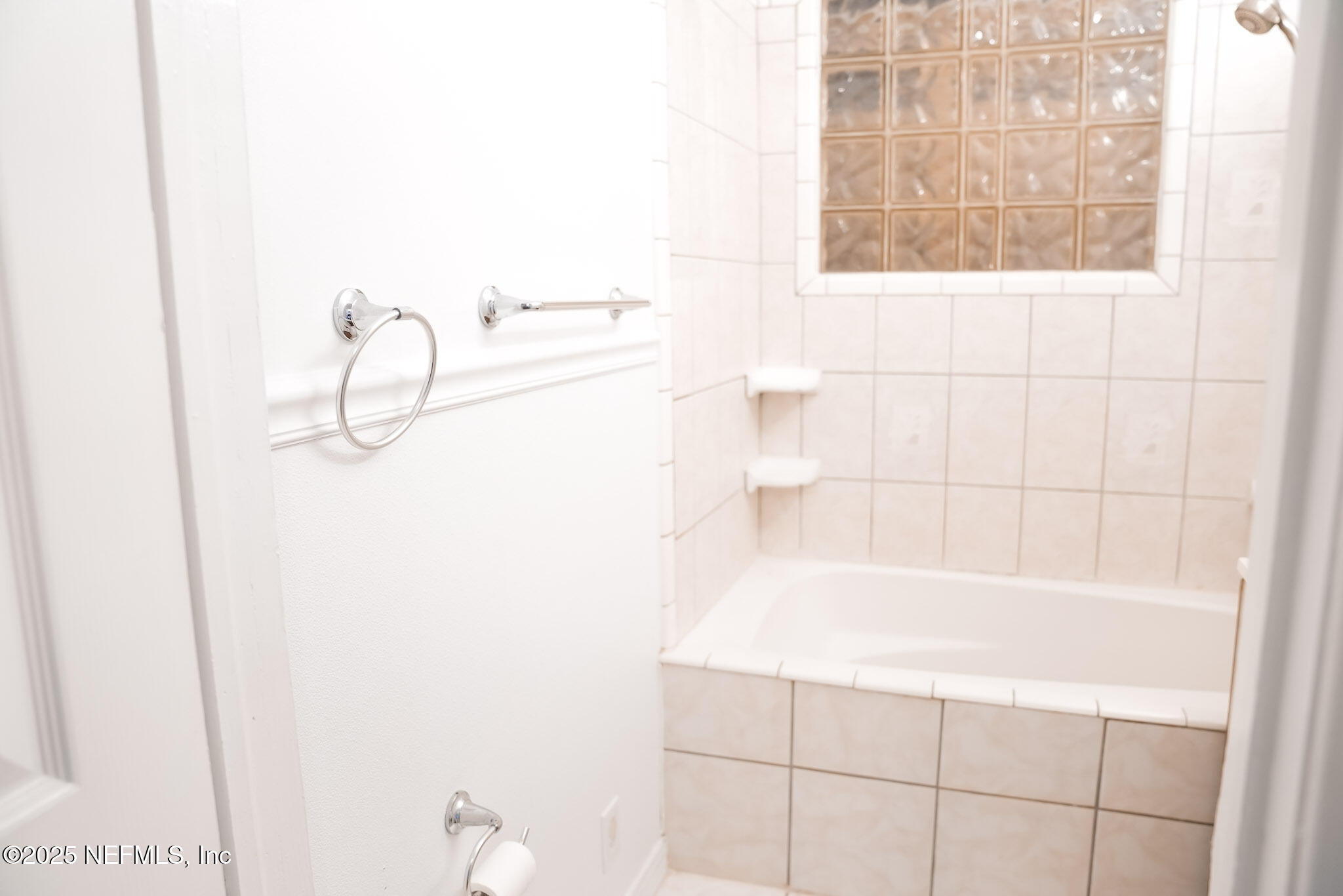 3224 Claremont Road Jacksonville, FL 32207 - Photo 11 of 26 a bathroom with a bathtub