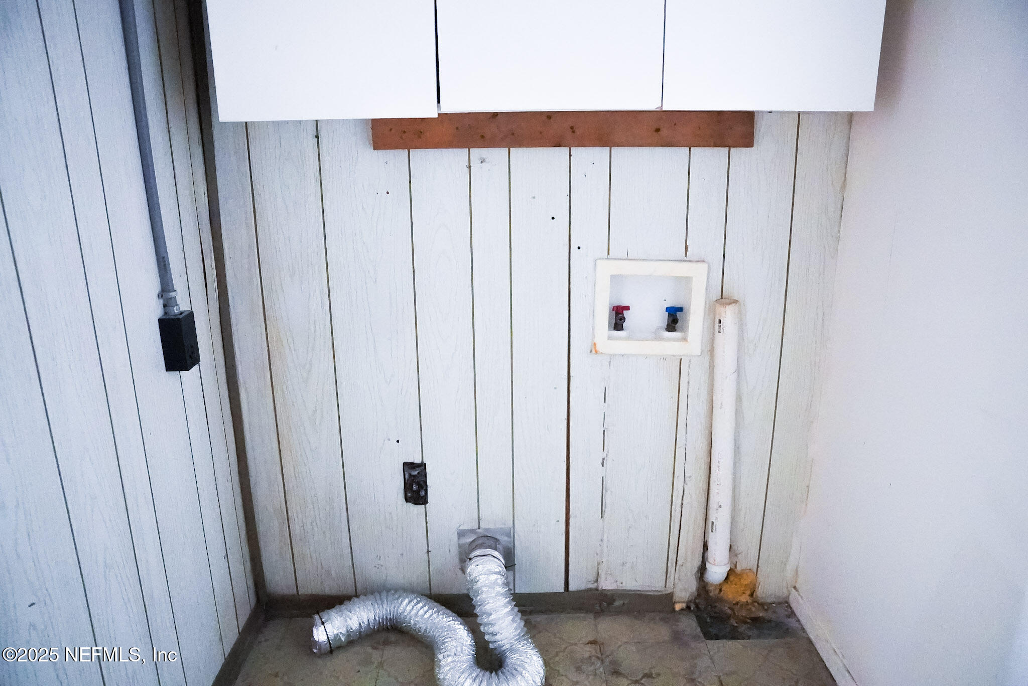 3224 Claremont Road Jacksonville, FL 32207 - Photo 25 of 26 a view of a hallway with closet area