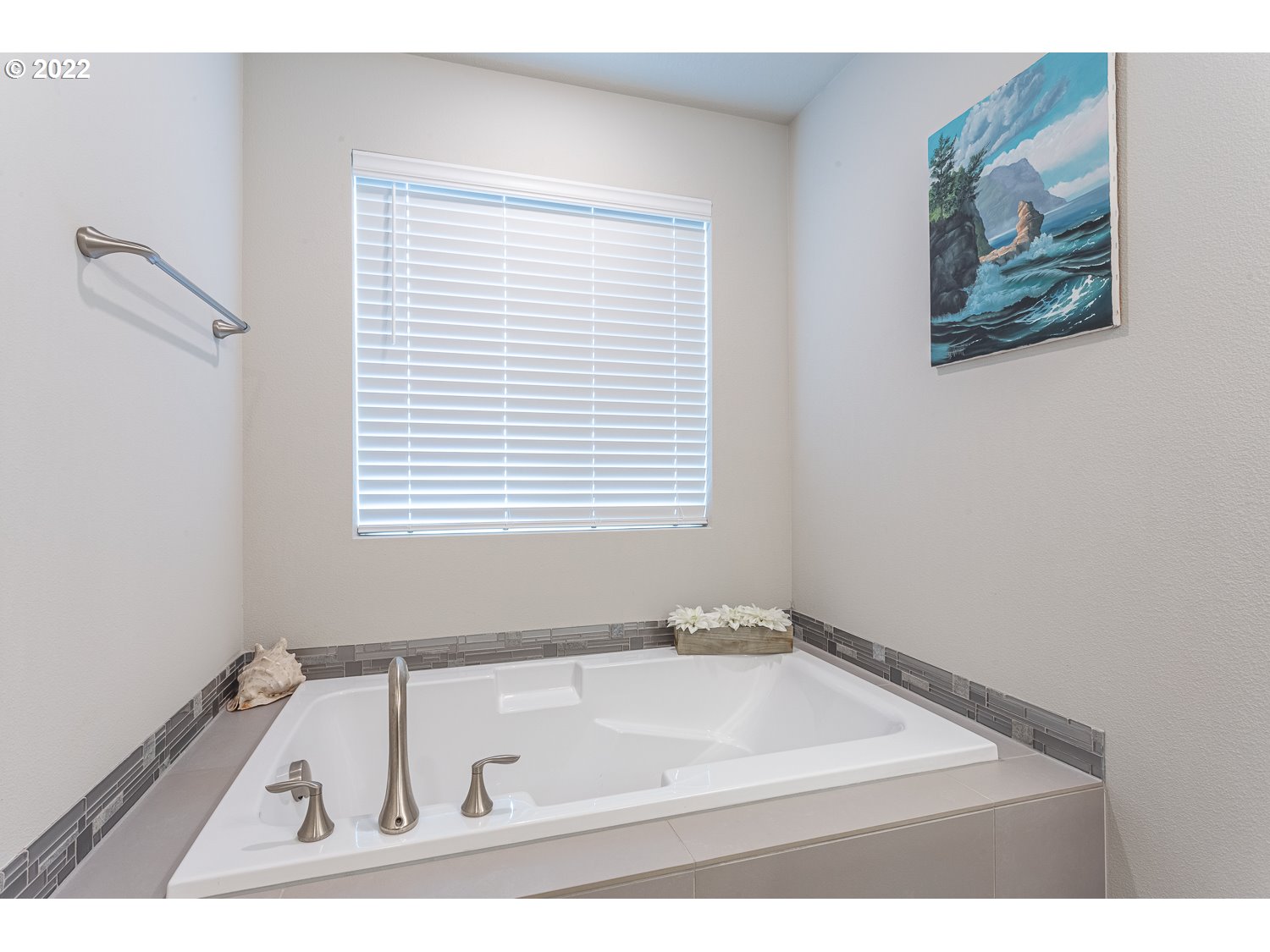 3821 South 41st Place Ridgefield, WA 98642 - Photo 25 of 32 a bathroom with a bathtub and a window