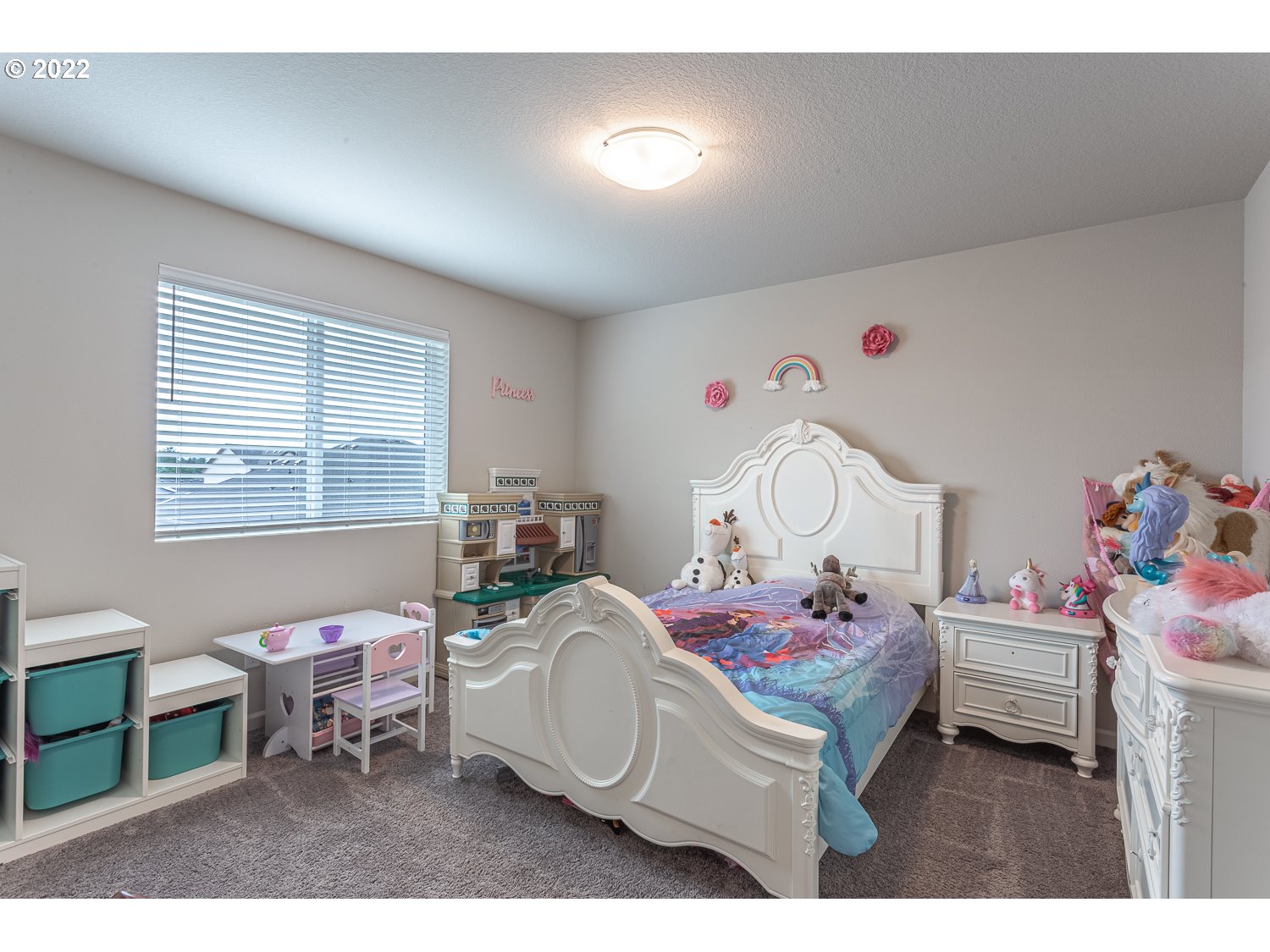 3821 South 41st Place Ridgefield, WA 98642 - Photo 29 of 32 a living room with furniture and a window