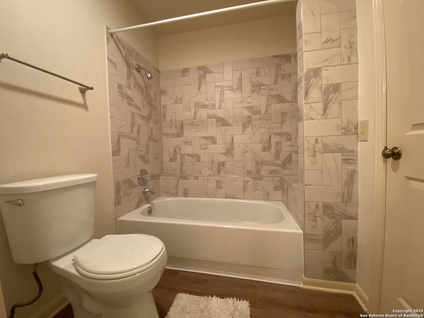 165 West Rampart Drive, Unit 205 San Antonio, TX 78216 - Photo 24 of 34 a bathroom with a toilet and a bathtub