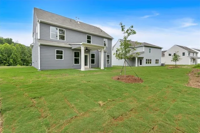 a view of a house with a yard