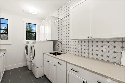 $5,200,000 | 10668 Southeast 32nd Street, Bellevue, WA 98004