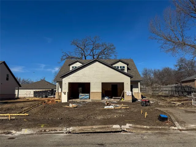 a view of a house with backyard
