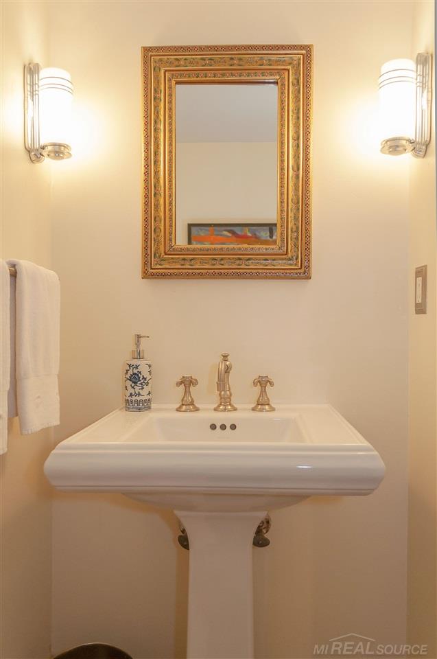 109 Merriweather Road Grosse Pointe, MI 48236 - Photo 14 of 54 31355491-13.JPG