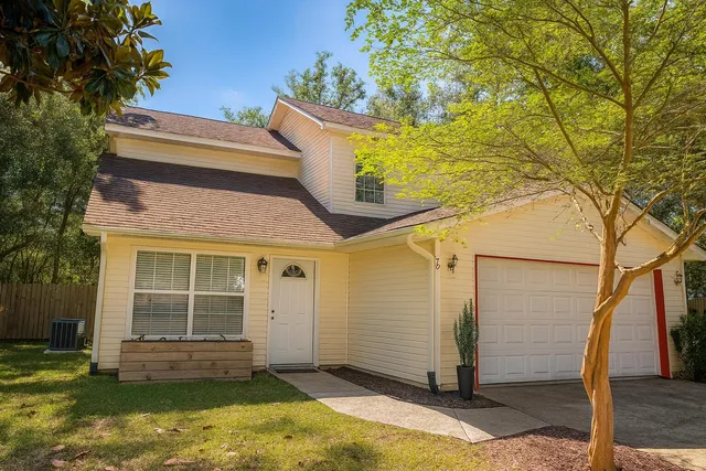 a view of a house with a yard