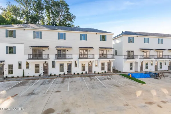 $1,900 | 214 Steiner Oaks, Lafayette, LA 70508