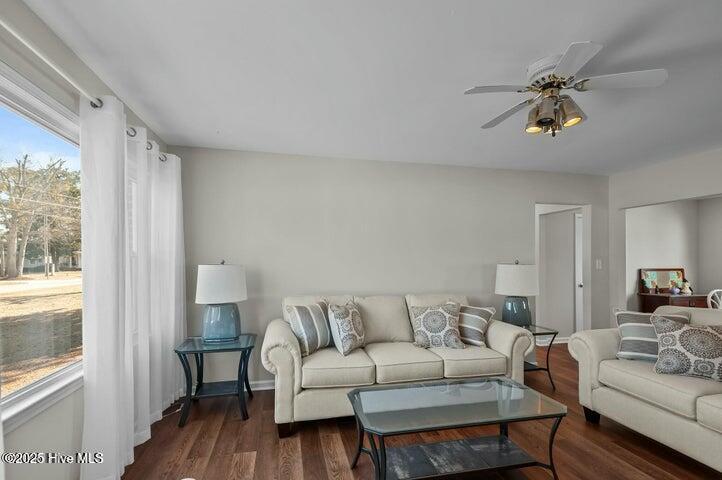 405 Pollock Street Pollocksville, NC 28573 - Photo 8 of 36 20250130182909997965000000-o