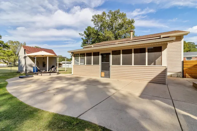 a view of a house with a backyard