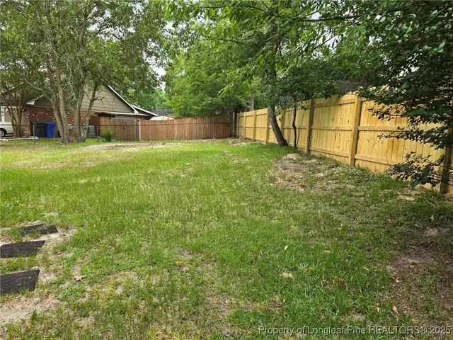 a view of a backyard