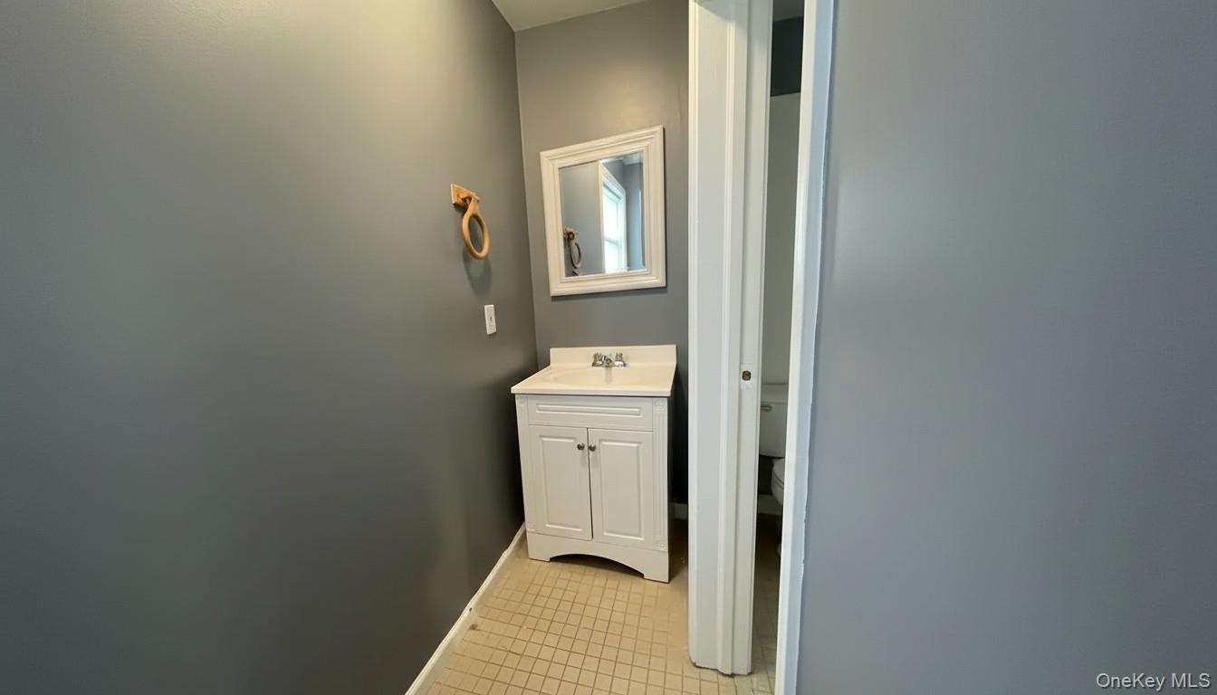 10 State Street, Unit 2 Poughkeepsie, NY 12601 - Photo 4 of 12 Half bathroom