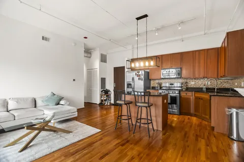 $365,000 | 950 West Monroe Street, Unit 817, Chicago, IL 60607