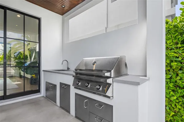 $40,004 | 895 Northeast 76th Street, Miami, FL 33138