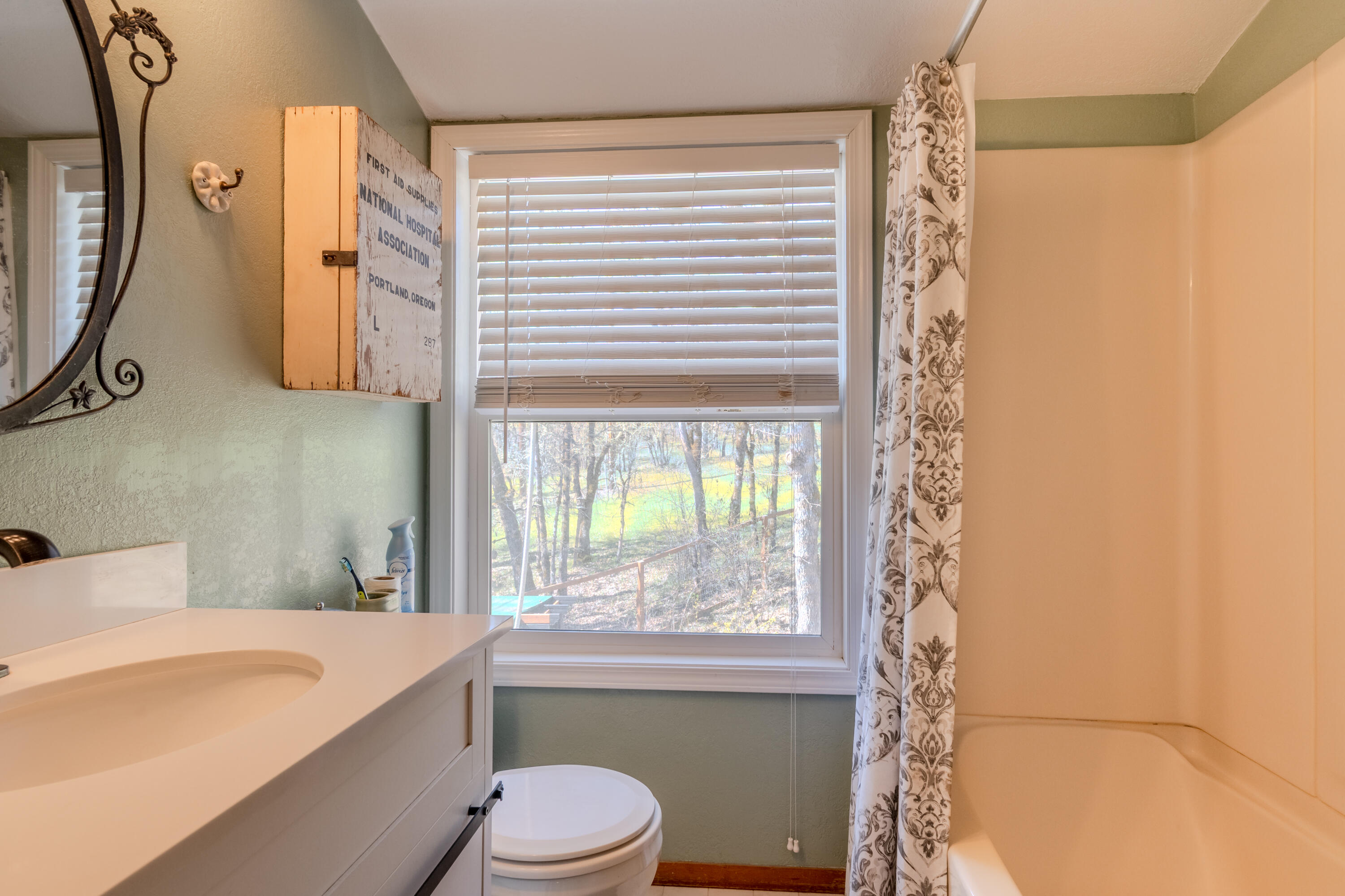 127 Lodge Road Trail, OR 97541 - Photo 24 of 37 Upstairs Bathroom