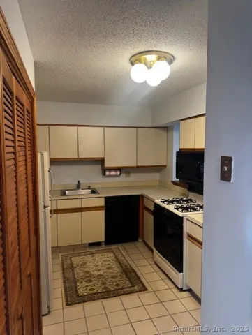 $2,000 | 24 Millbrook Court, Newington, CT 06111