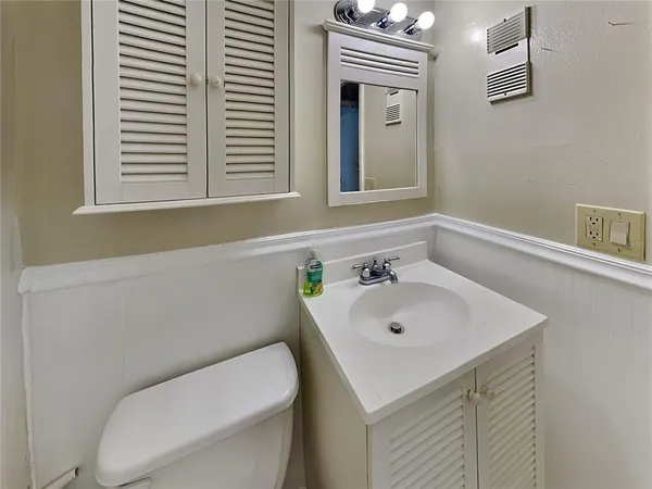 $1,299 | 158 Highland Avenue, Unit 2, Daytona Beach, FL 32117