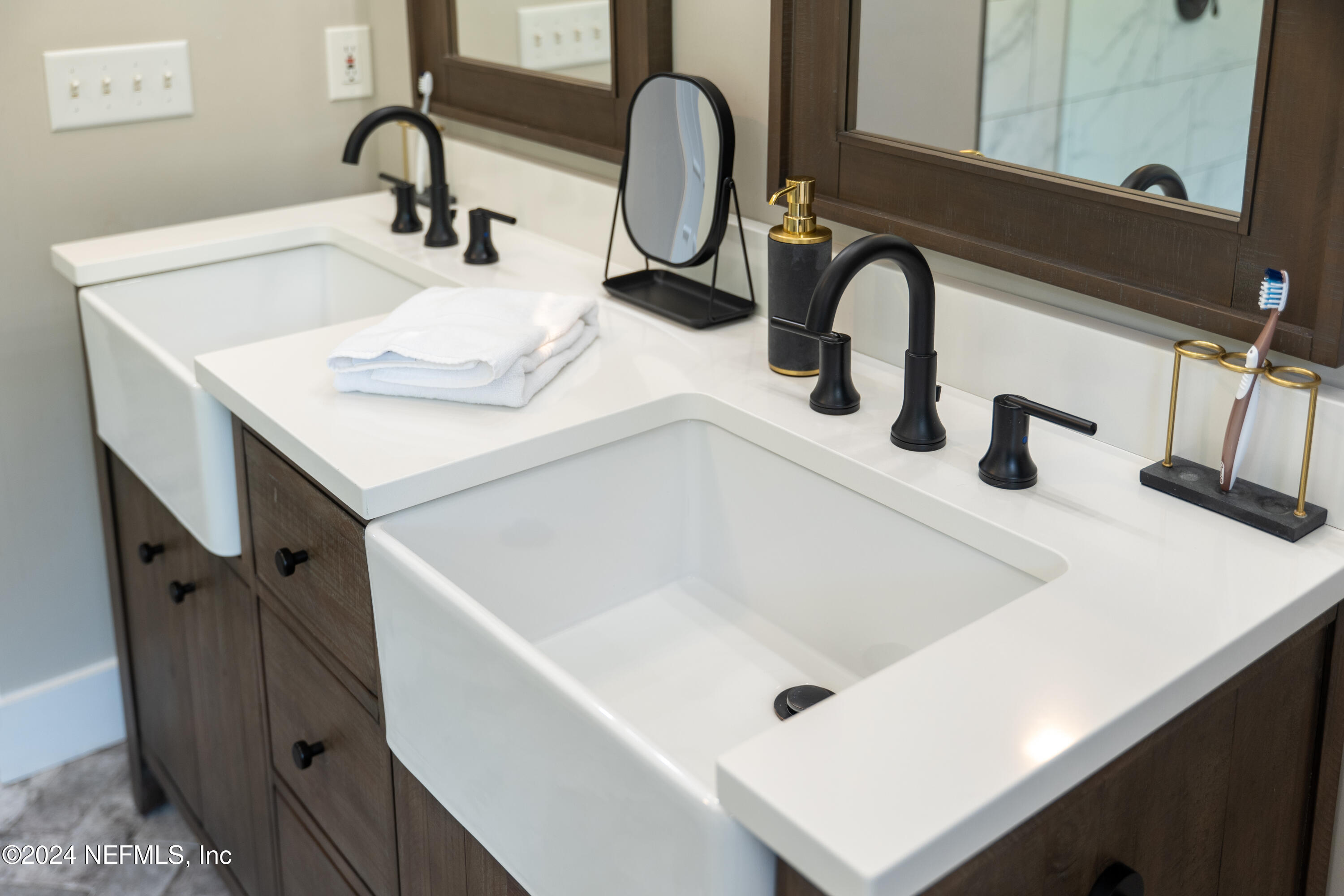 5800 Retreat Road Keystone Heights, FL 32656 - Photo 46 of 121 a bathroom with a sink and a mirror